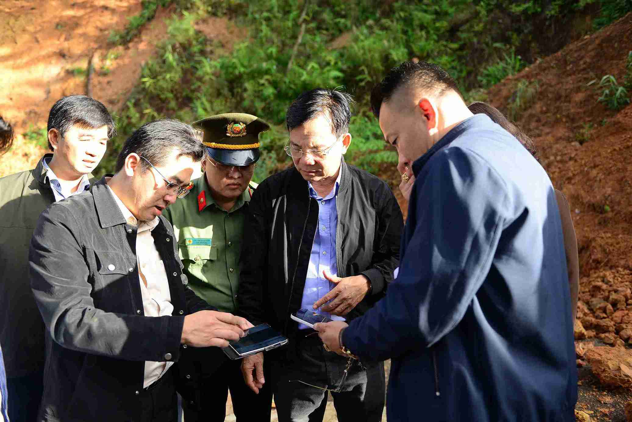 Qua kiem tra, Chu tich UBND tinh Lam Dong Ho Van Muoi giao co quan chuc nang som khac phuc sat lo tren deo D'ran. Anh: Phuc Khanh