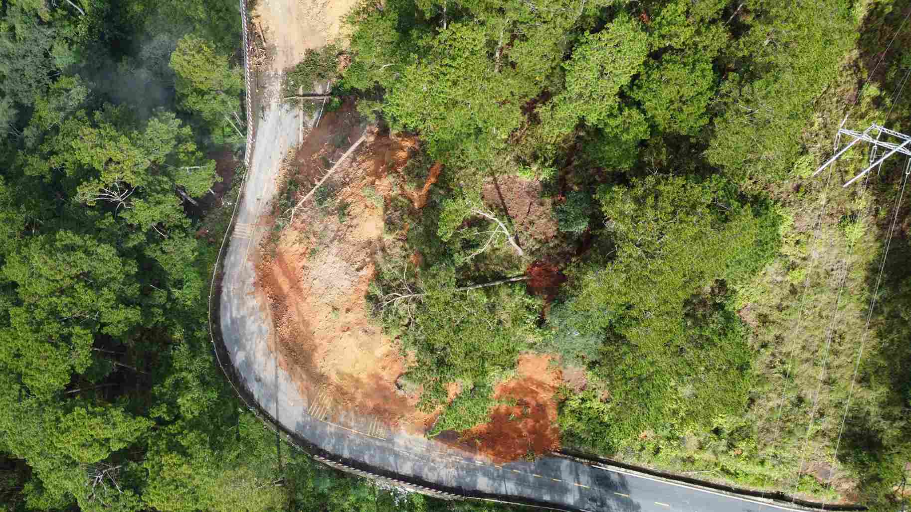 Vet nut nguy hiem tai qua doi tren deo D'ran tiem an nguy co hon 60.000 m3 dat da do xuong duong. Anh: Phuc Khanh