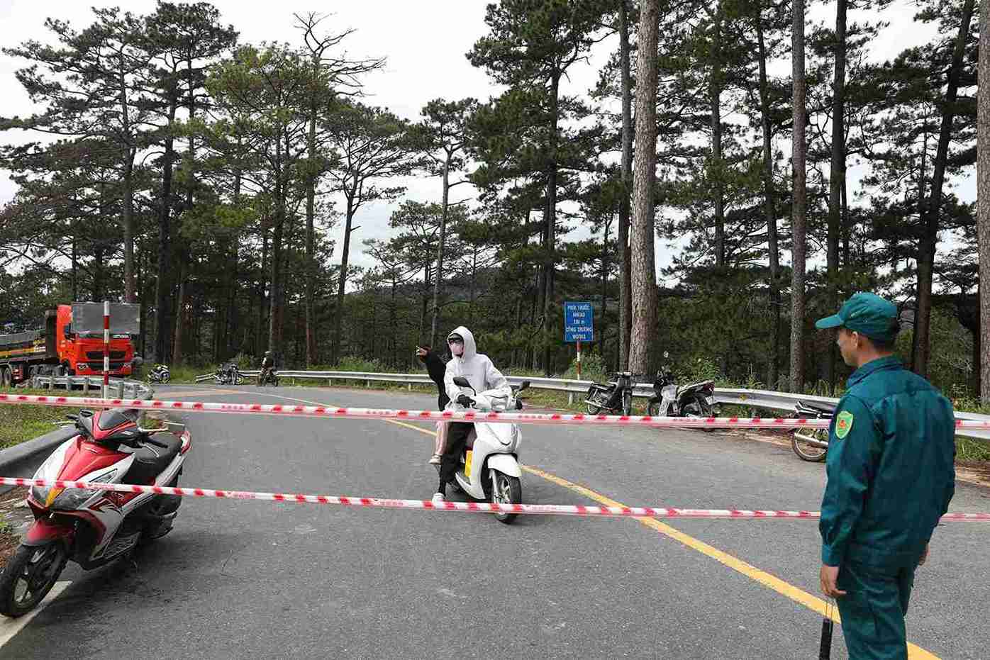 Giao thong qua deo D'ran duoc co quan chuc nang phan luong, phan tuyen qua cac huong luu thong moi de dam bao an toan. Anh: Phuc Khanh