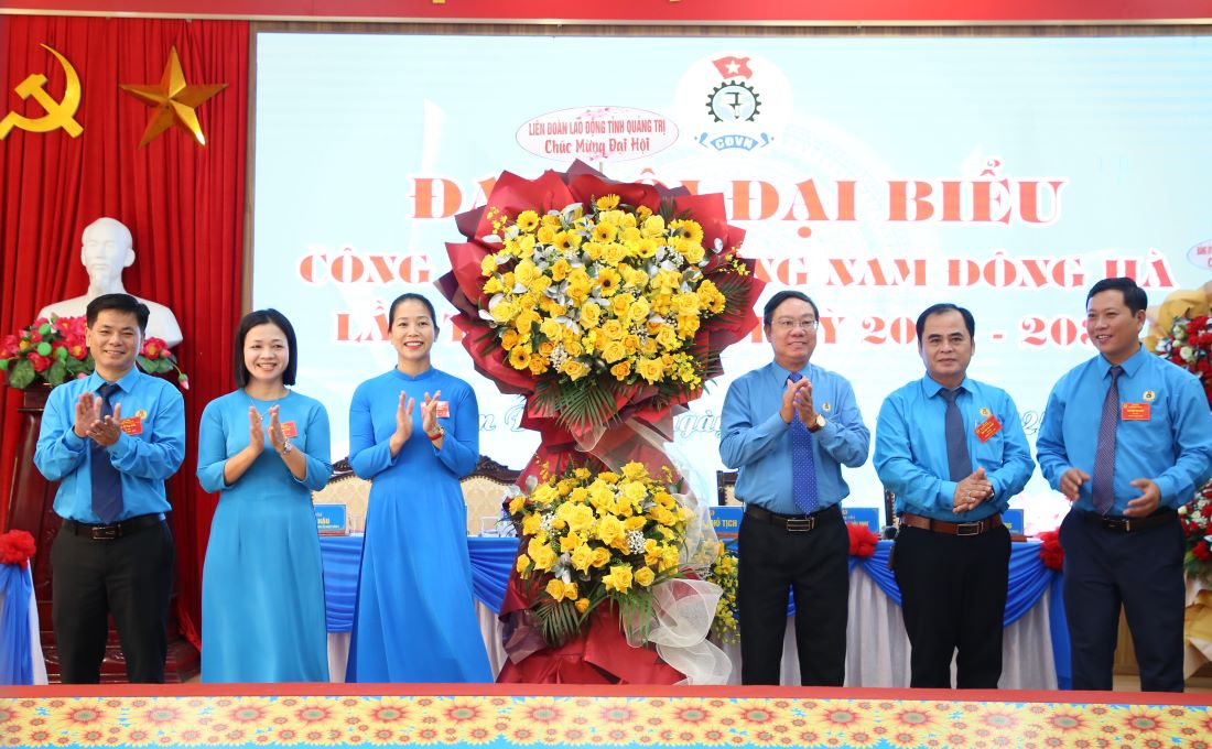 Mr. Nguyen The Lap (3rd from right) - Chairman of the Quang Tri Provincial Federation of Labor presented flowers to congratulate the Nam Dong Ha Ward Trade Union Congress. Photo: Hung Tho