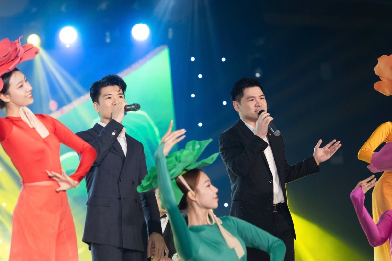 Hai con trai cua bau Hien thuong xuyen hat trong nhung dip dac biet. Anh T&T