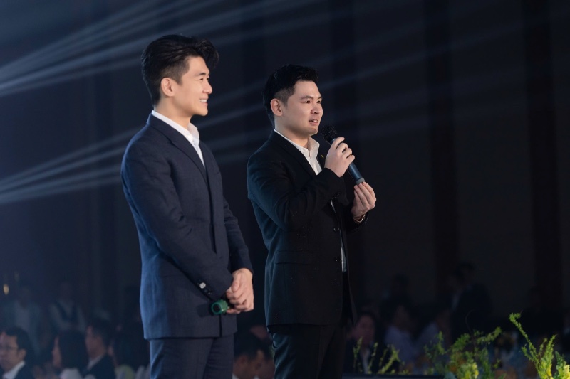 Hai con trai cua bau Hien la Do Vinh Quang va Do Quang Vinh hat mung sinh nhat bo. Anh: T&T