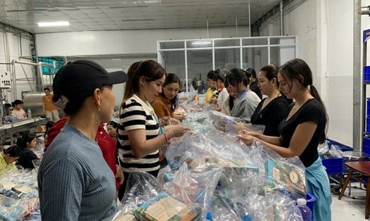 Nhiều điểm cứu trợ, quyên góp lương thực, thực phẩm được lập ra để giúp đỡ người dân Hội An vùng bị cô lập bởi nước lũ. Ảnh: Thu Giang