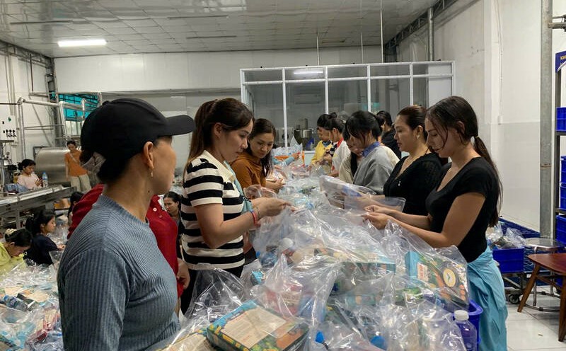Many relief points and food donation points have been set up to help people in Hoi An, an area isolated by floodwaters. Photo: Thu Giang