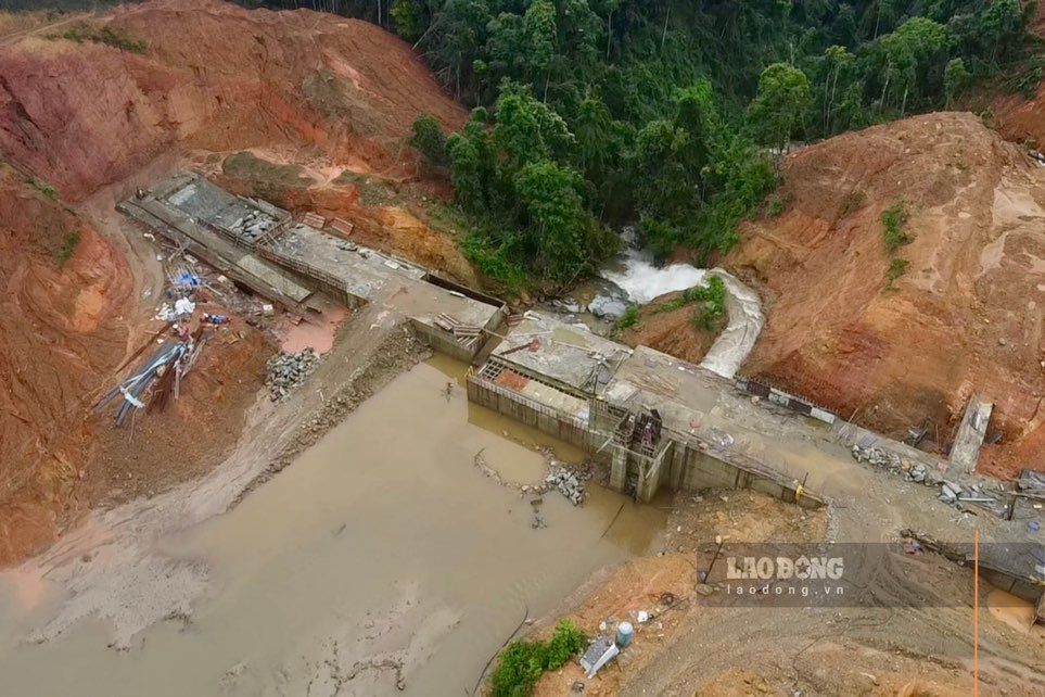 Khu vuc du an dang trong giai doan hoan thien va hien dang bi tam dung thi cong. Anh: Nhom PV.