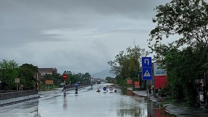 La carretera nacional 1 tramo que atraviesa la comuna de Quang Trach provincia de Quang Tri esta profundamente inundada. Foto: Hoai Thanh