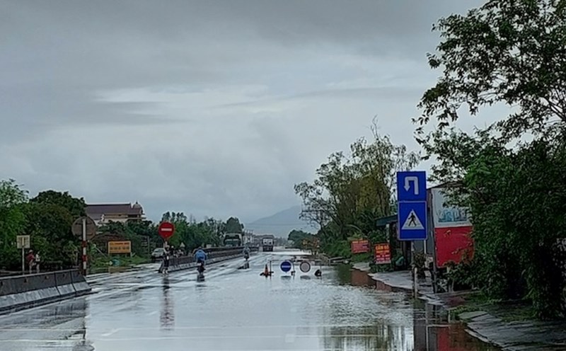 National Highway 1 through Quang Trach Commune, Quang Tri Province is deeply flooded. Photo: Hoai Thanh