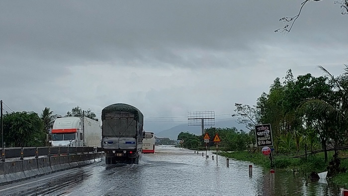 Phong CSGT Cong an tinh khuyen cao nguoi dan han che di qua doan ngap de dam bao an toan cho nguoi va phuong tien. Anh: Hoai Thanh