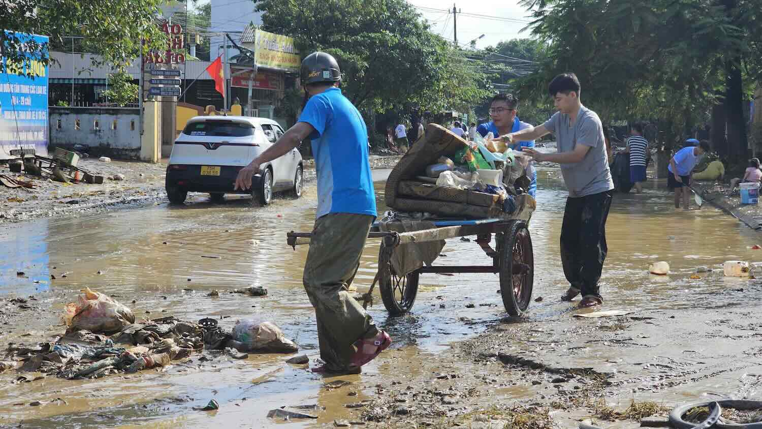 Hue people struggle with the "battlefield" after the historic flood. Photo: Phuc Dat.