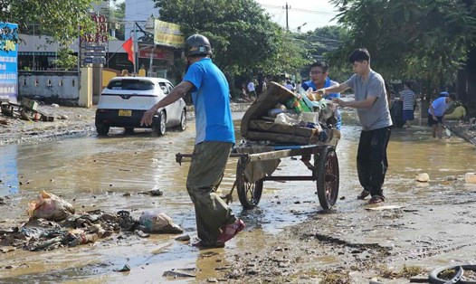 Người dân Huế vật lộn với “bãi chiến trường” sau trận lũ lịch sử. Ảnh: Phúc Đạt.