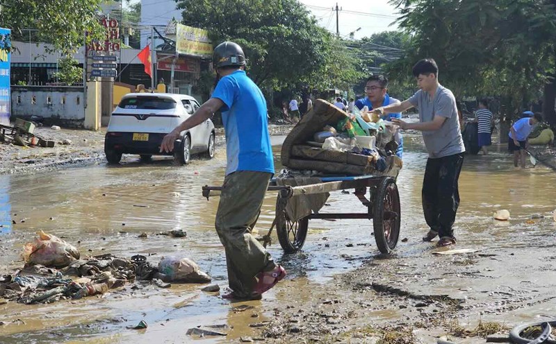 Hue people struggle with the "battlefield" after the historic flood. Photo: Phuc Dat.