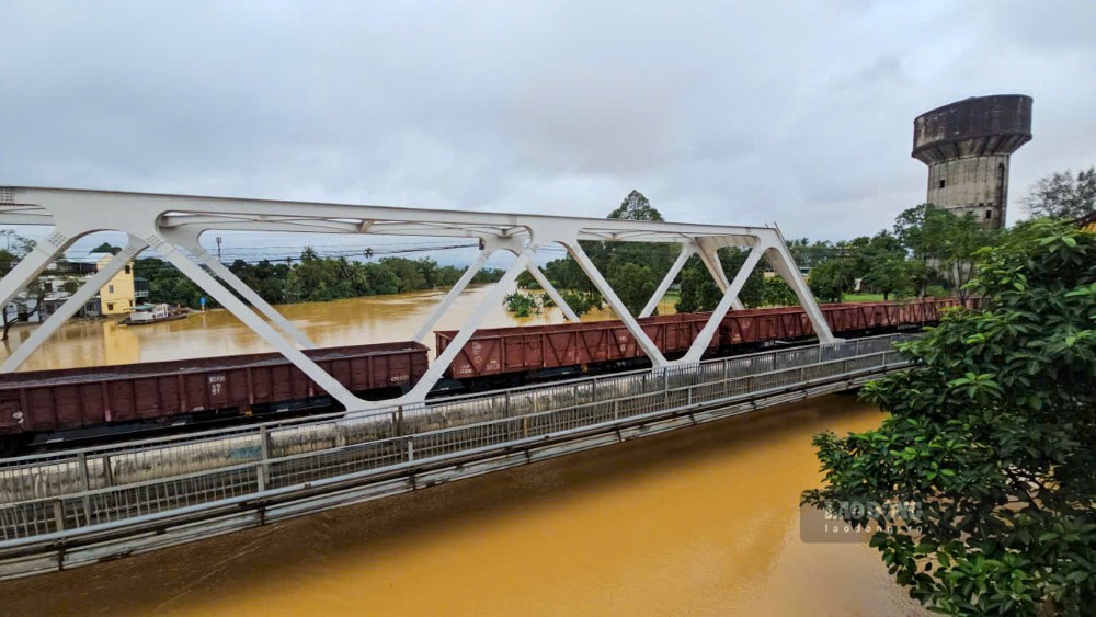 The railway section through Hue has been opened after a period of flooding. Illustrative photo: Phuc Dat.