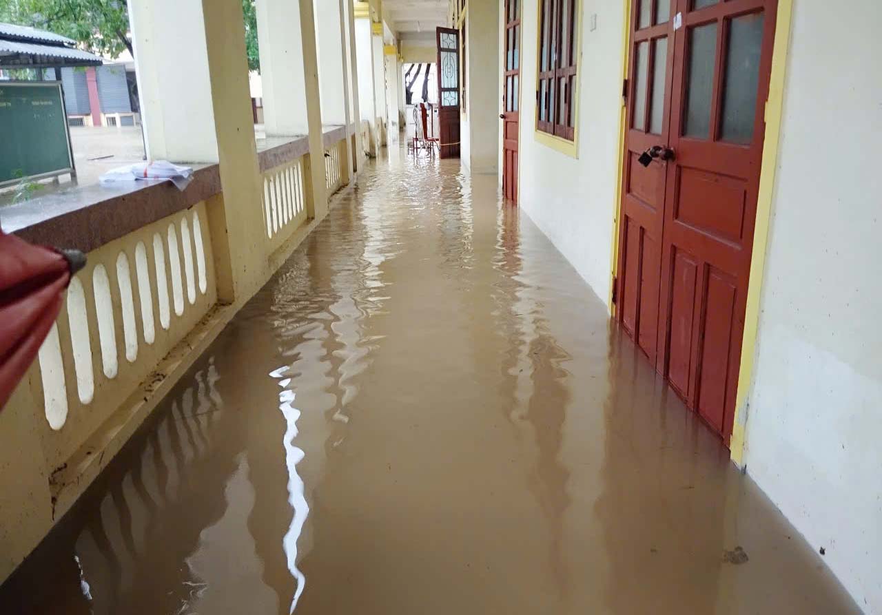 The flood caused more than 36,000 students in Ha Tinh to be absent from school on the morning of October 31. Photo: Tran Tuan.