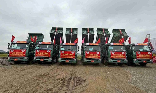 Xe chở vật liệu sẵn sàng cho giai đoạn thi công đầu tiên của dự án. Ảnh: Mai Hương