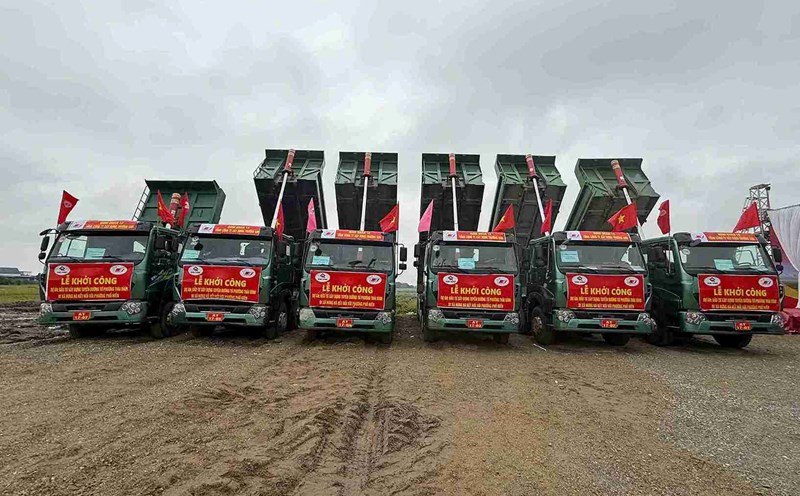 Vehicles carrying materials are ready for the first phase of the project. Photo: Mai Huong