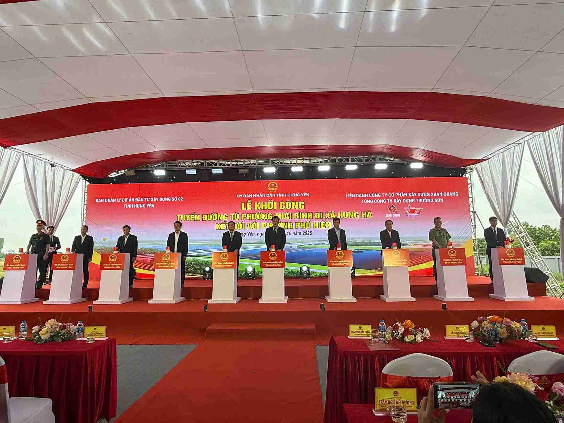 Le khoi cong tuyen duong noi phuong Thai Binh voi phuong Pho Hien sang 31.10 tai Hung Yen. Anh: Mai Huong