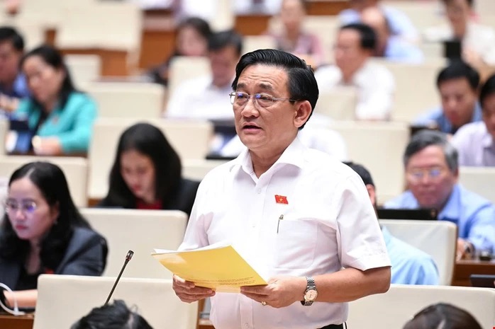 Dai bieu Tran Quoc Tuan kien nghi tang luong cho can bo, cong chuc, vien chuc tu 1.1.2026. Anh: Pham Thang