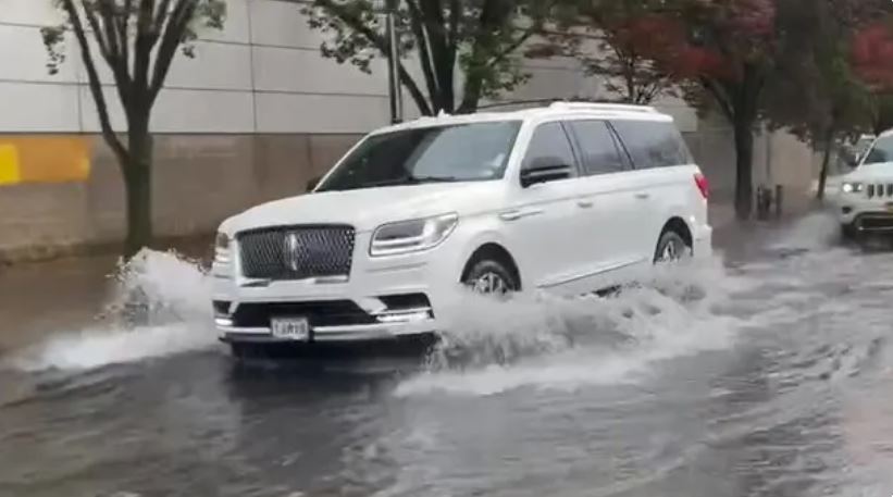 폭우를 일으키는 저기압 첼시의 침수된 얼음 뉴욕 얼음 미국 얼음. 사진: Fox Weather