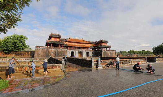 Dọn dẹp vệ sinh sau lũ tại các điểm tham quan thuộc Quần thể Di tích Cố đô Huế để đón khách du lịch vào sáng nay 31.10.