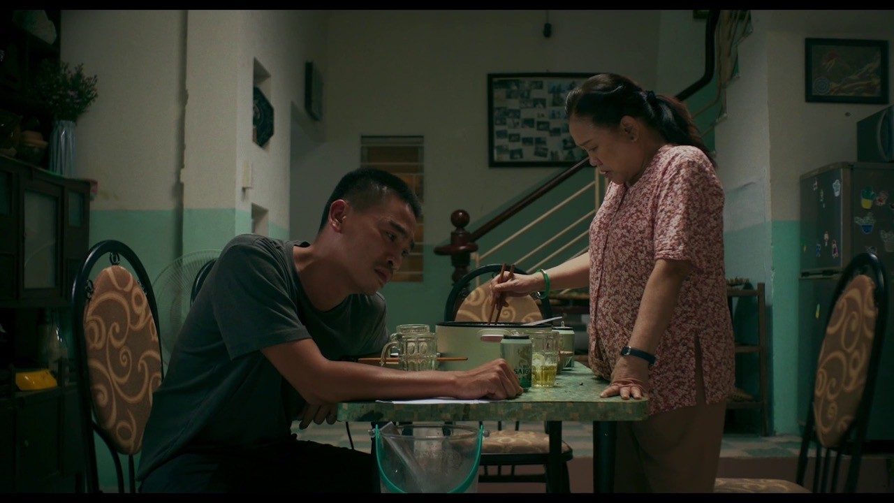 Artists Ai Nhu and Tran Kim Hai in the film. Photo: Film crew.