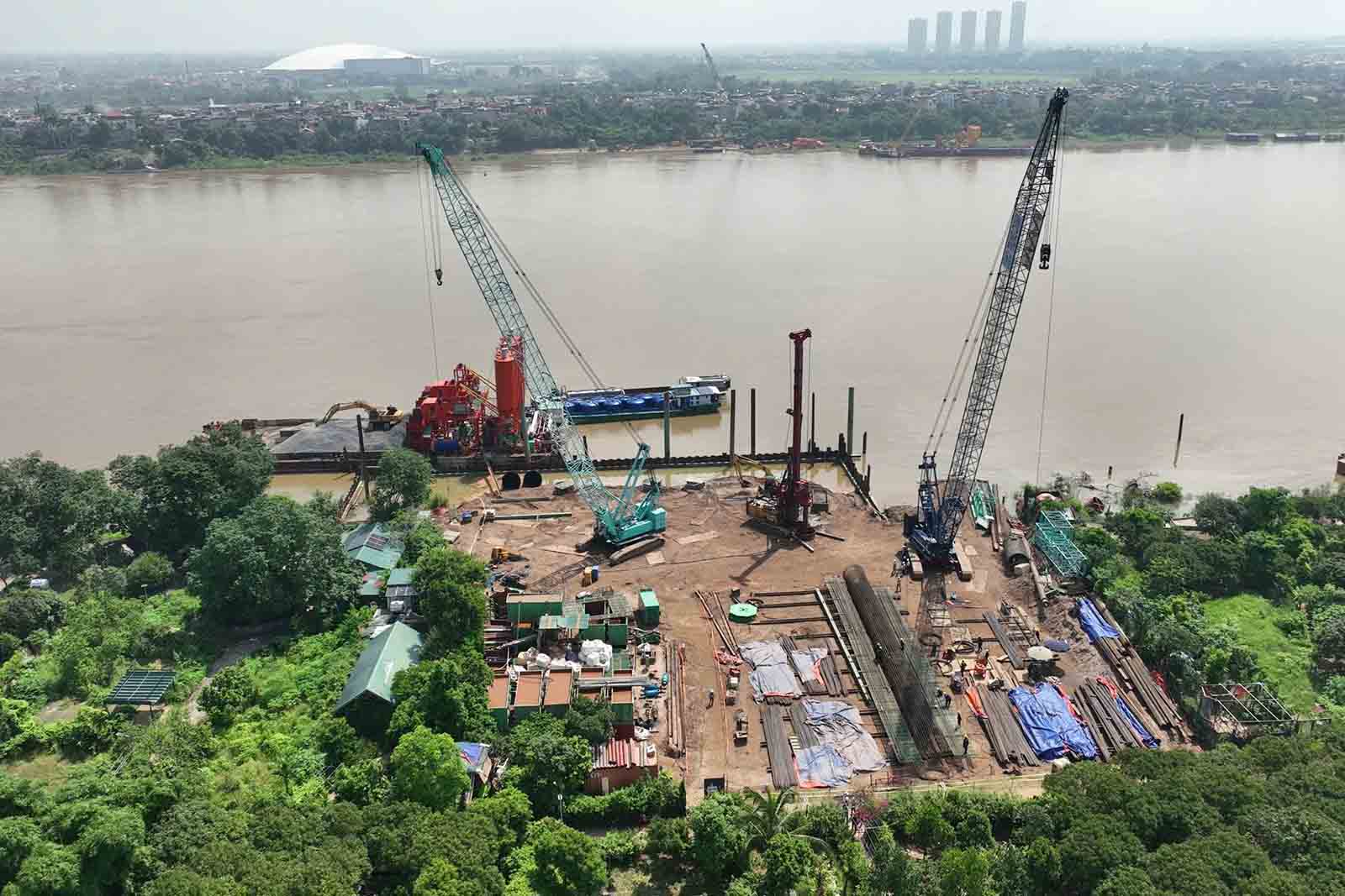 Cong truong xay dung cau Tu Lien thuoc dia phan phuong Hong Ha (Ha Noi). Anh: Song Huu