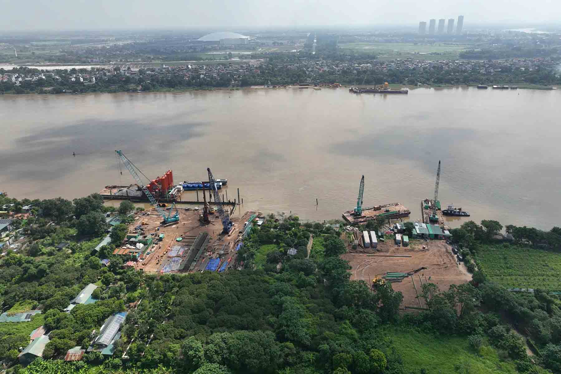 Tu Lien Bridge (Hanoi) has been constructed on site, but most of the inner-city site has not been handed over. Photo: Song Huu