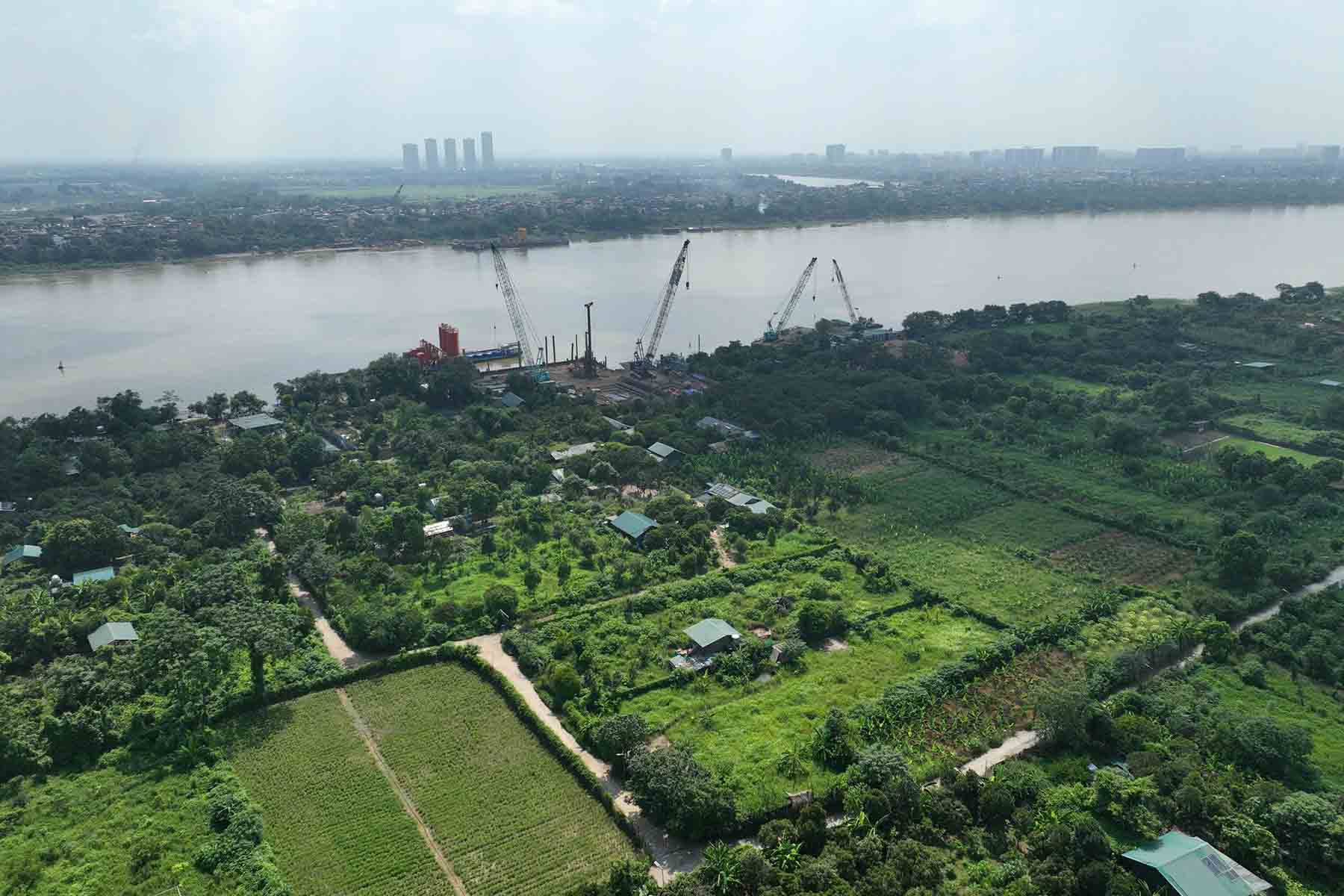 Phan lon mat bang phia noi thanh chua duoc ban giao cho don vi thi cong cau Tu Lien. Anh: Song Huu