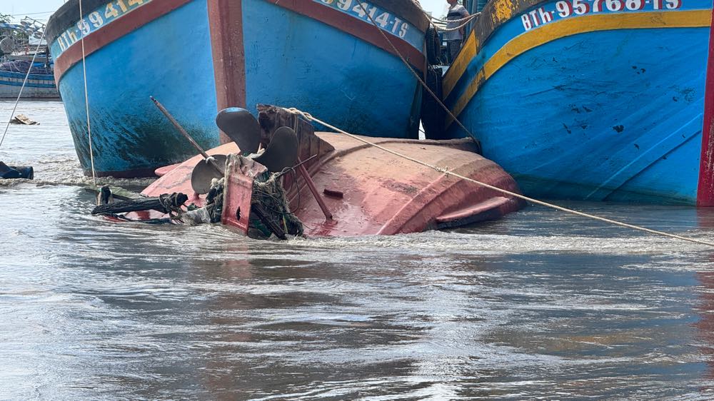 어선은 급류에 뒤집혀 200m나 떠내려갔습니다. 사진: Duy Tuan