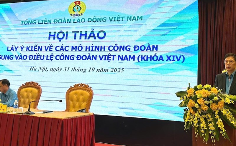 Mr. Tong Van Bang - Member of the Presidium, Head of the Labor Relations Department of the Vietnam General Confederation of Labor - spoke at the Workshop to collect opinions on Trade Union models added to the Charter of the Vietnam Trade Union (term XIV). Photo: To Hao
