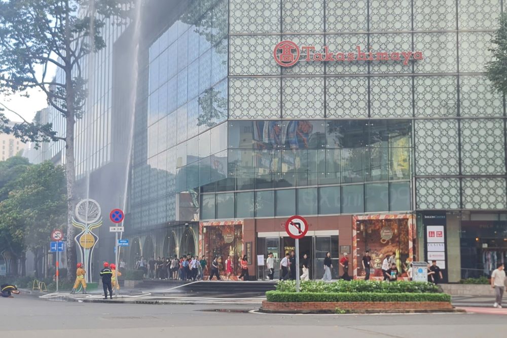 Hang tram nhan vien, khach hang duoc huong dan thoat nan an toan trong buoi dien tap. Ảnh: Thanh Tau