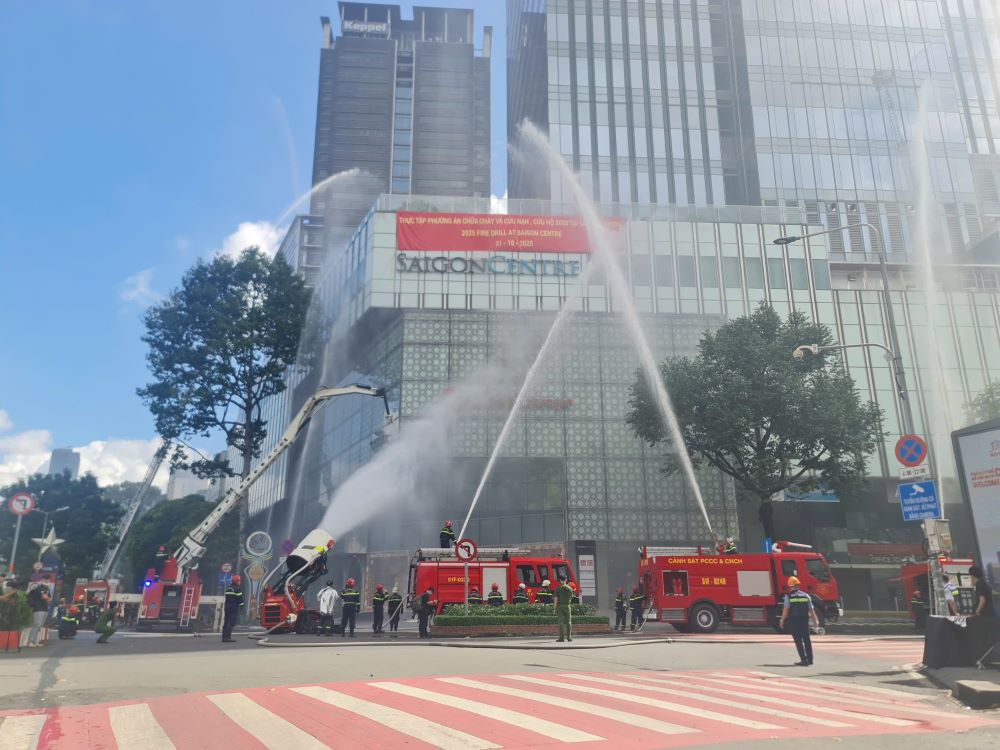 Xe thang va nhieu thiet bi hien dai duoc huy dong tiep can tang cao, ho tro cong tac cuu nguoi tai Saigon Centre. Ảnh: Thanh Tau
