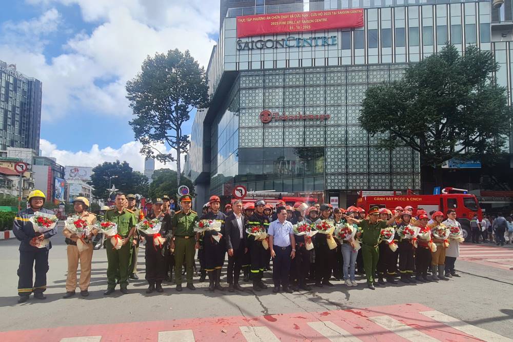 Ban chi huy dien tap, lanh dao cac don vi va dai dien toa nha Saigon Centre chup hinh luu niem ket thuc buoi thuc tap. Ảnh: Thanh Tau