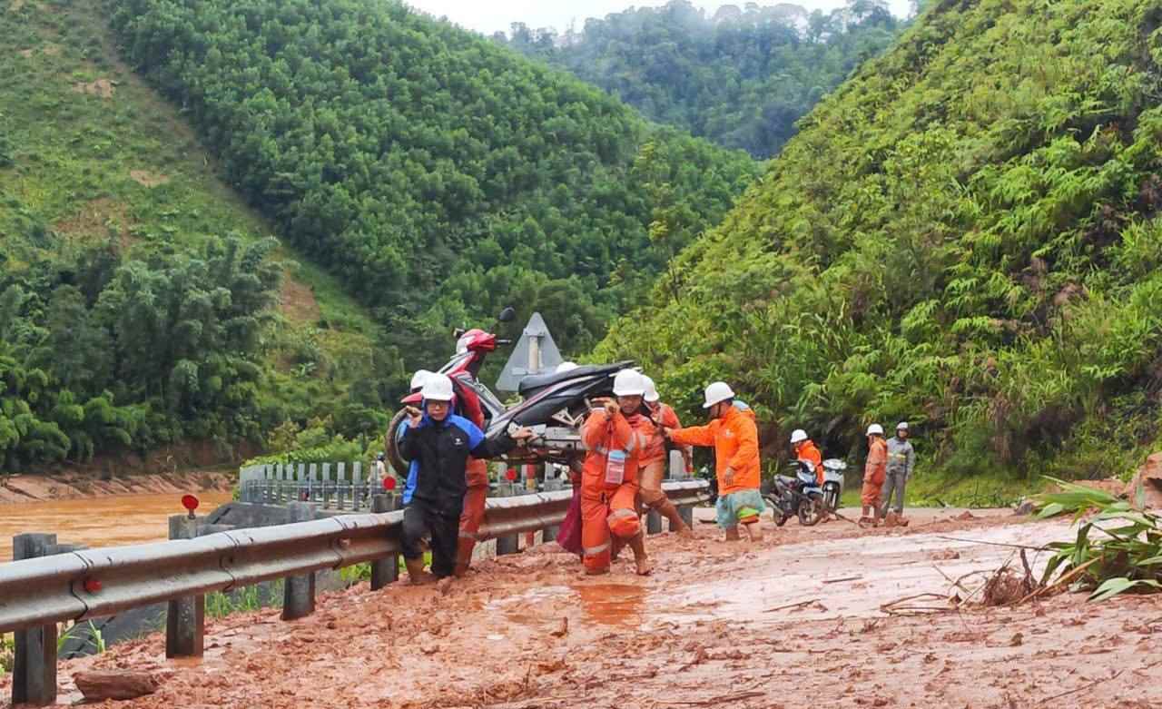 Cong nhan nganh dien mien Trung vuot kho khan de khac phuc su co, cap dien lai cho dan. Anh: Pham Ngoc