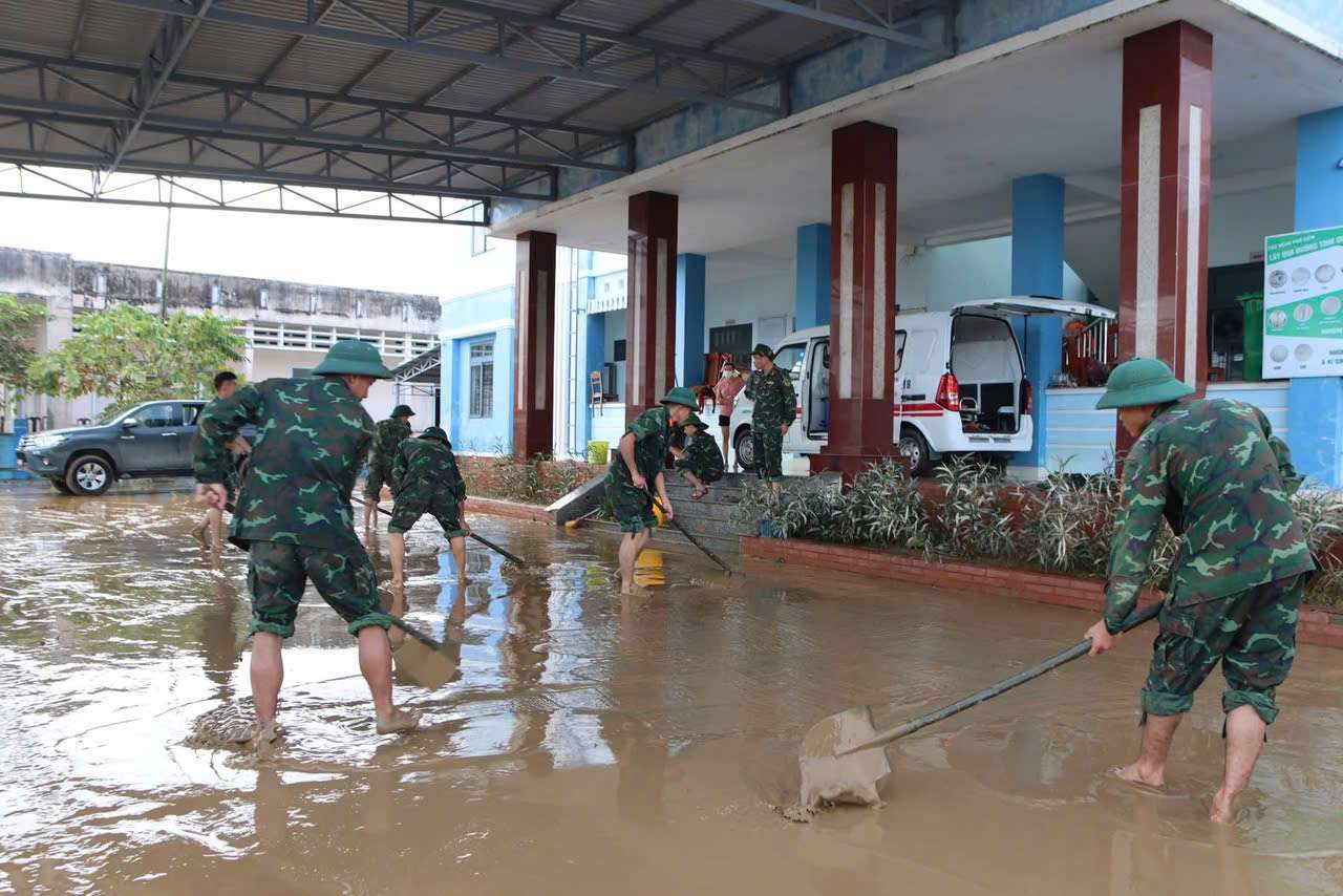 The army helps people overcome floods at a school on the outskirts of Da Nang. Photo: Quang Hung