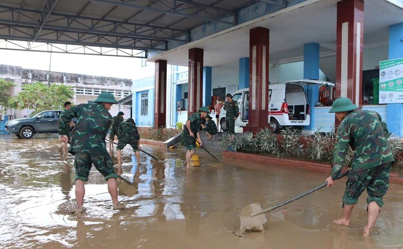 The army helps people overcome floods at a school on the outskirts of Da Nang. Photo: Quang Hung