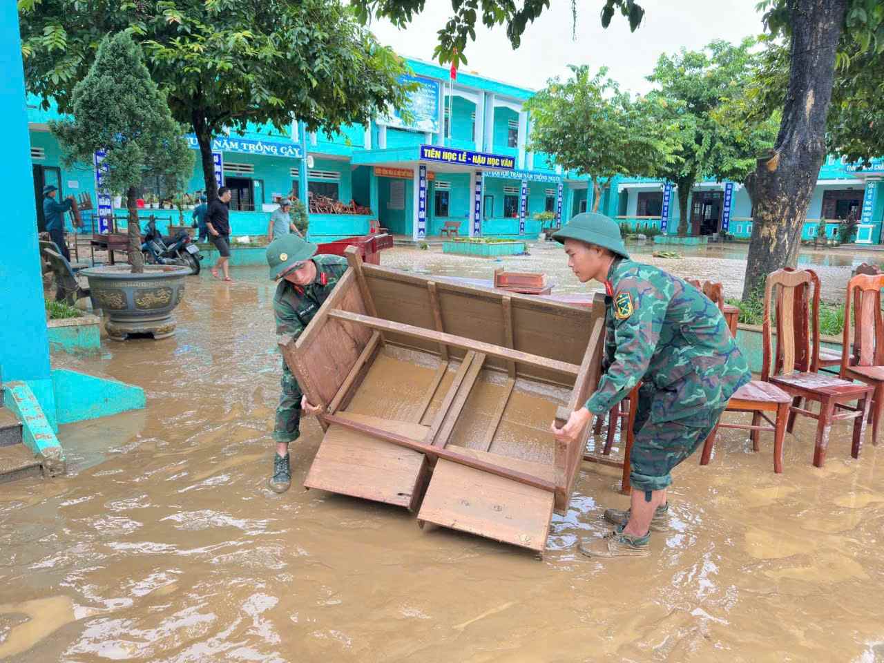 Hinh anh quan dan cang minh don lu o cac khu vuc vua duoc rut nuoc thuoc vung ven Da nang, Hoi An. Anh: Q.Hung, Q. Viet
