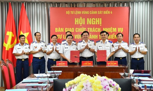 Hội nghị đã nghe đại diện Bộ Tư lệnh Vùng Cảnh sát biển 4 trình bày báo cáo, thông qua biên bản bàn giao và các ý kiến phát biểu. Ảnh: Đức Thái