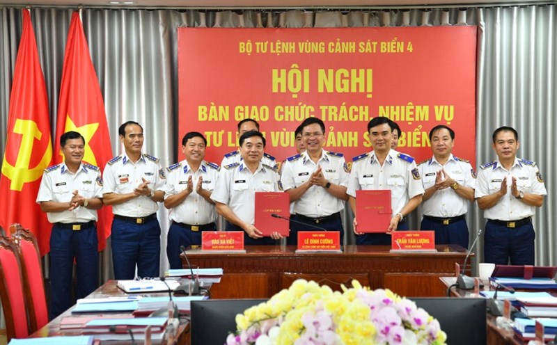 The conference heard the representative of the Coast Guard Region 4 Command present a report, approved the handover minutes and comments. Photo: Duc Thai