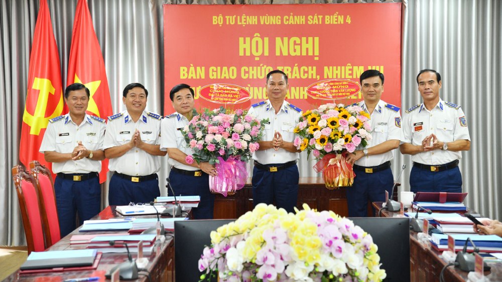 Tang hoa chuc mung Thieu tuong Tran Van Luong (thu 2, tu phai qua) va Dai ta Dao Ba Viet. Anh: Duc Thai