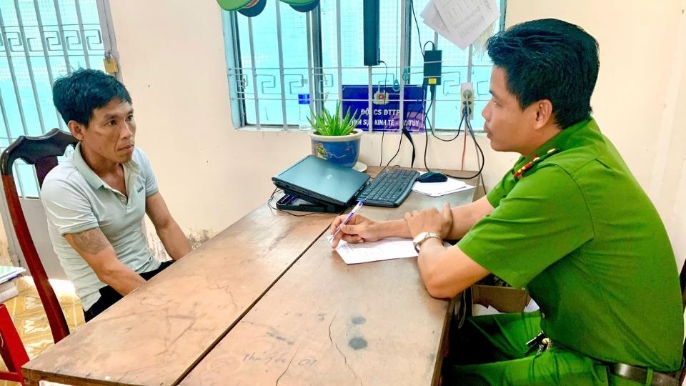Công an xã Phú Túc làm việc với đối tượng liên quan vụ trộm cắp xe môtô. Ảnh: Công an cung cấp