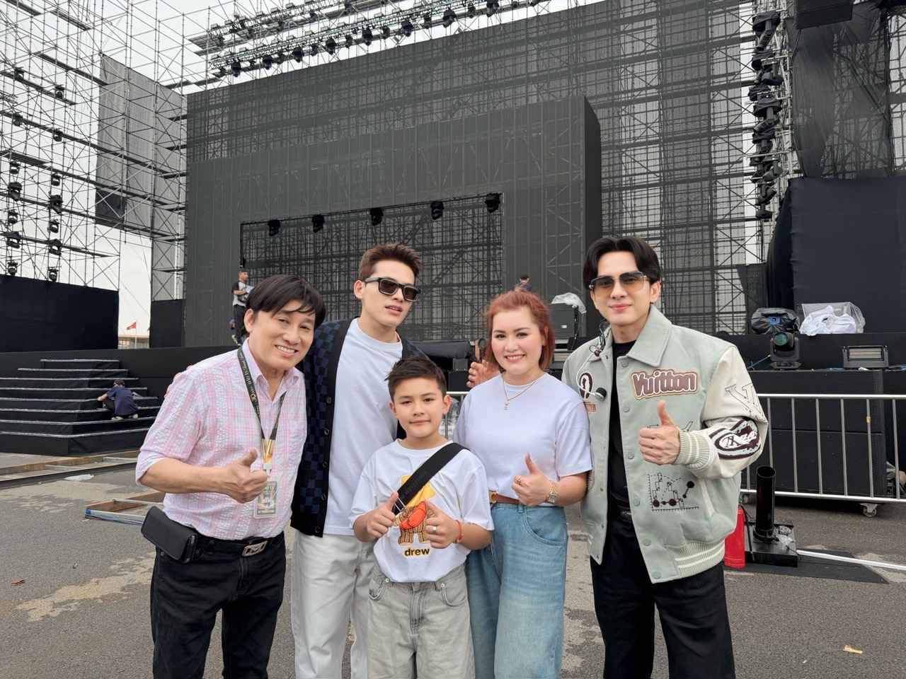 콘서트를 준비하는 Dan Truong과 제작진. 사진: 아티스트 제공.