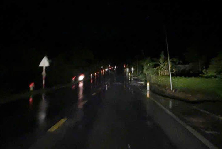 Trong dem mua gio, troi toi mit, Cong an xa Dong Loc da vuot hang chuc km dua anh D ve nha an toan. Anh: Cong an Ha Tinh.