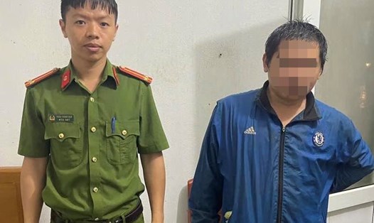 Công an xã Đồng Lộc giúp anh Đ trở về nhà an toàn sau khi đi lạc lên nút giao cao tốc trong đêm. Ảnh: Công an Hà Tĩnh.