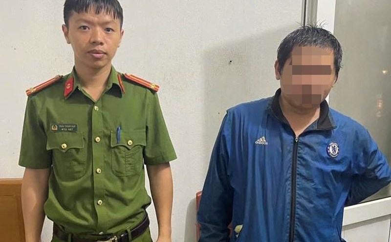 Dong Loc Commune Police helped Mr. D return home safely after getting lost at the highway intersection at night. Photo: Ha Tinh Police.