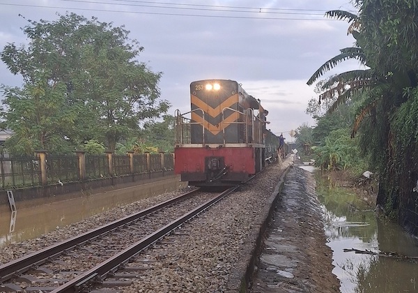 La linea ferroviaria Norte-Sur garantiza la circulacion de trenes a traves de Hue. El primer tren de carga entra en la estacion de Van Xa en la mañana del 31 de octubre. Foto: VNR
