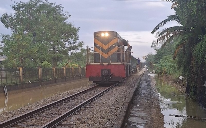 The North-South railway line ensures road opening, serving train operations through Hue. The first freight train convoy entered Van Xa station on the morning of October 31. Photo: VNR