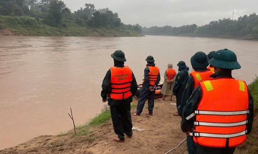 Các lực lượng tổ chức tìm người mất tích trên sông Sê Pôn. Ảnh: H.Nguyên