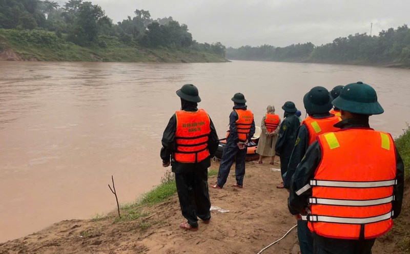 Forces organize the search for missing people on the Se Pon River. Photo: H.Nguyen
