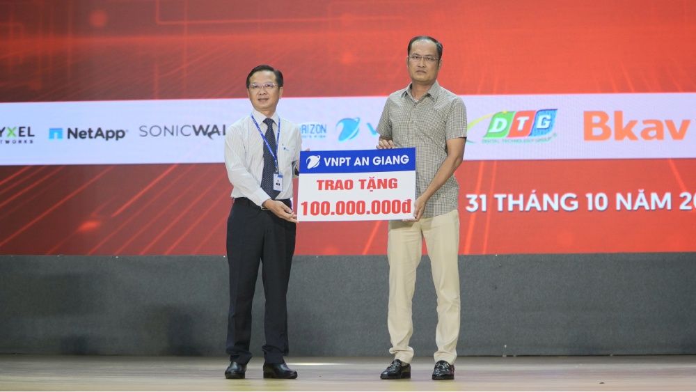 Vien thong An Giang trao tang 100 trieu dong - trang bi 10 bo may vi tinh cho xa Hoa Dien theo Chuong trinh “Tet Quan - Dan” tinh An Giang nam 2026. Anh: Nguyen Anh