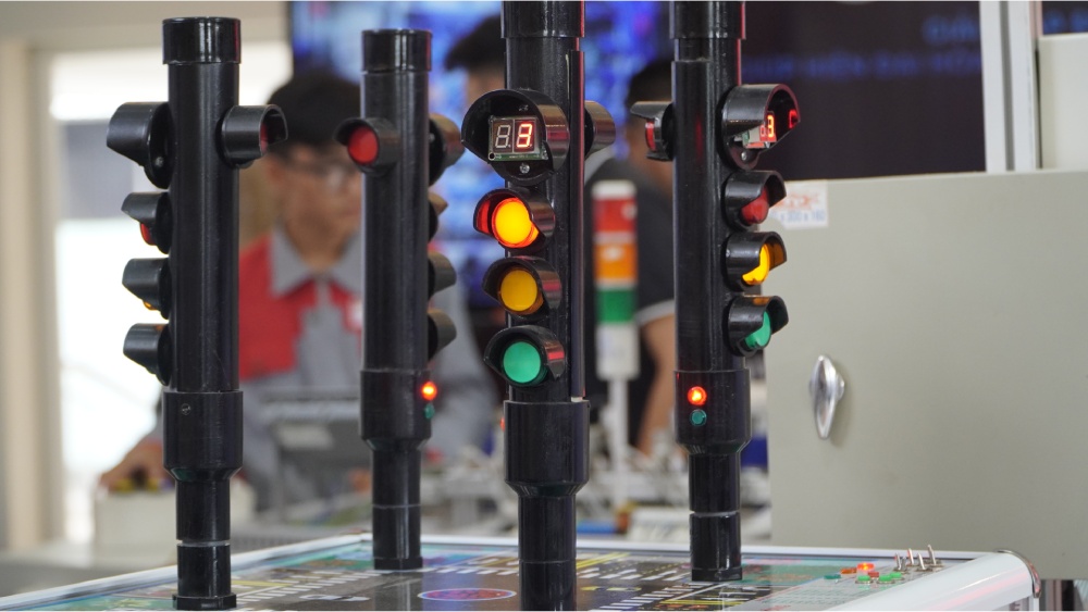 Mo hinh he thong den giao thong su dung PLC hoac ARDUINO dat giai Nhi hoi thi Sang tao Khoa hoc Ky thuat tinh Kien Giang nam 2018-2019. Anh: Nguyen Anh